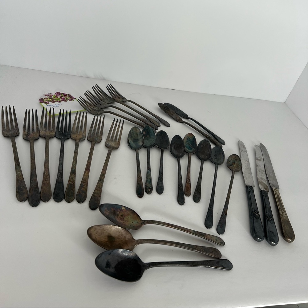 ROGERS BROS VINTAGE FLATWARE 1930 “ADORATION”